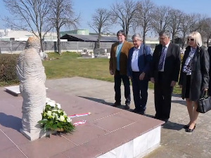 Положени венци на спомен обележје у мађарском граду Шарвару