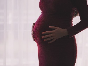 Подигнута старосна граница за вантелесну оплодњу, неограничен број покушаја – можемо ли до више беба
