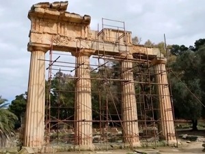 Вековне рушевине са графитима савремених вандала - апел за помоћ Лептис Магни