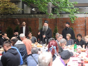 Патријарх Порфирије ручао са бескућницима у црквеној кухињи у Београду