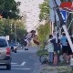Забава опасна по живот у Овчи – аутомобили пролазе док се деца изнад њих врте на рингишпилу