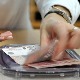 Плате у јавном сектору веће него у приватном