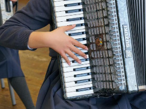 	Свирај свирче - клавирна хармоника 