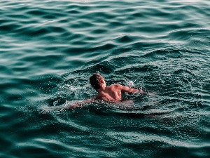 Поштујте правила понашања на рекама и језерима – зашто су мушкарци у већем ризику од утапања