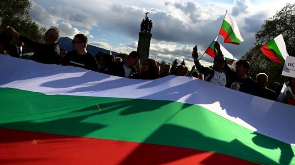Бугарска клизи ка новим изборима, Петков позива на референдум против мафије