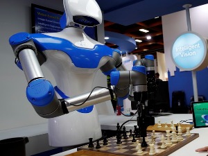 Робот у Москви прекршио Асимовљев први закон, поломио дечаку прст јер је играо шах пребрзо