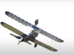 Има 93 године, али и разлог да лети привезана уз авион