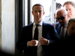 Метин четбот: Закерберг је језив и експлоатише људе, а Трамп ће увек бити председник