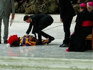 Није лако чувати папу, гардиста се онесвестио током аудијенције