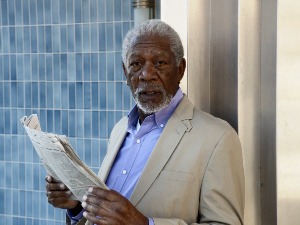 Кроз црвоточину са Морганом Фрименом:  Да ли ће вечности доћи крај?