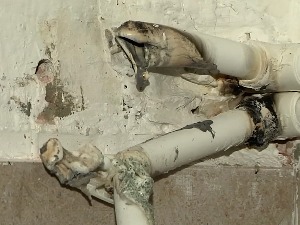 Зашто у две прокупачке куће и даље горе инсталације, иако је струја искључена са далековода?