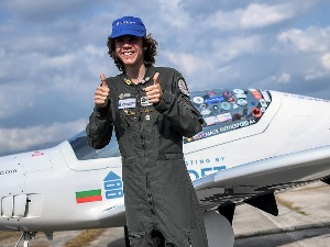 Мек има 17 година и најмлађа је особа која је самостално прелетела свет