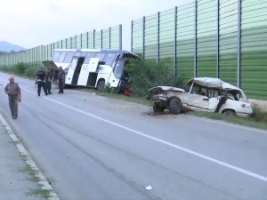 Судар аутобуса и аутомобила код Врања –  једна особа страдала, више  повређено