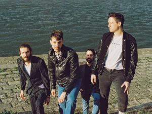 Драм, радио премијера