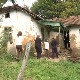 Стиже помоћ сестрама које са болесним родитељима живе у немаштини у селу Драјинци код Сурдулице