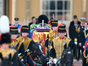 Ковчег краљице Елизабете пренесен у Вестминстер где грађани одају почаст до понедељка