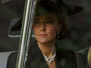 Бисери за жалост, Кејт Мидлтон на сахрани краљице носила њену огрлицу и минђуше