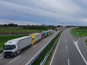 Колоне камиона дуге 10 километара на Хоргошу и Келебији, задржавања више од 15 сати