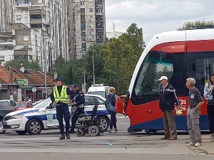 Нови Београд, трамвај ударио у мушкарца у инвалидским колицима