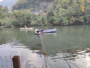 Откачио се висећи мост у Овчар Бањи – две жене погинуле, 10 повређених