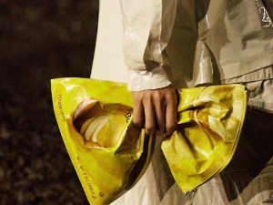 Модни хир „згужвана“ женска торба у облику кесе чипса