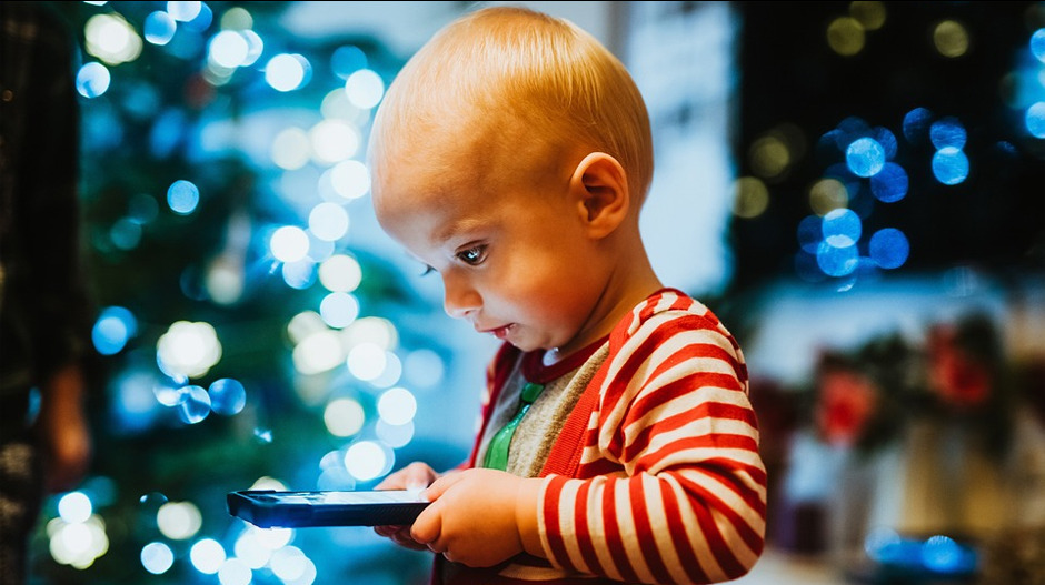 Три начина на која програмери држе децу залепљену за екран – и шта да предузмете у вези са тим