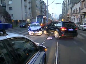 Судар путничког и полицијског возила, две особе повређене