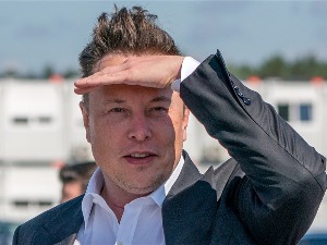 Комичарки суспендован налог зато што се шалила на рачун Маска, Твитер забрањује имитаторе