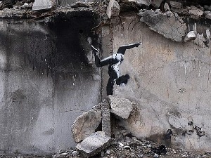 Бенкси се појавио у Бородјанки – гимнастичарка на бомбардованој згради