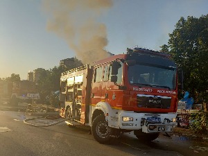 Гореле бараке у Блоку 70, пожар гасило 17 ватрогасаца