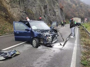 Сударили се аутомобил и камион у Овчарско-кабларској клисури, једна особа преминула