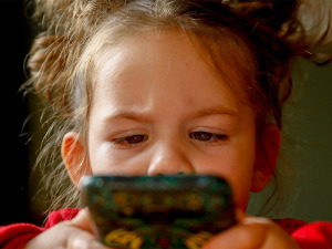 Страх од екрана: како подићи срећнију децу у дигиталном добу