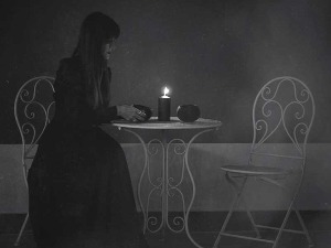 Лиза је планер сахрана и организује их на исти начин као што се организују свадбе