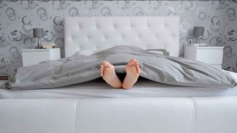 Скоро половина мушкараца који живе сами мења постељину на четири месеца