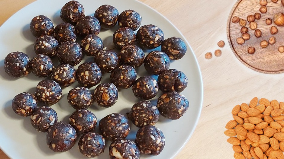 Куглице од урми готове за трен, идеалне за Бадњу трпезу