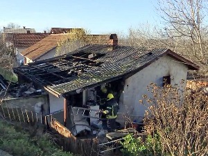 Локализован пожар у београдском насељу Беле воде, двоје деце се нагутало дима