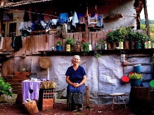 Спретне руке домаћице - победничка фотографија конкурса „Најлепше домаћинство Србије"